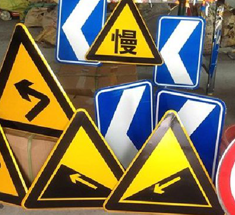  邓州标识标牌中颜色的确定是很重要的。